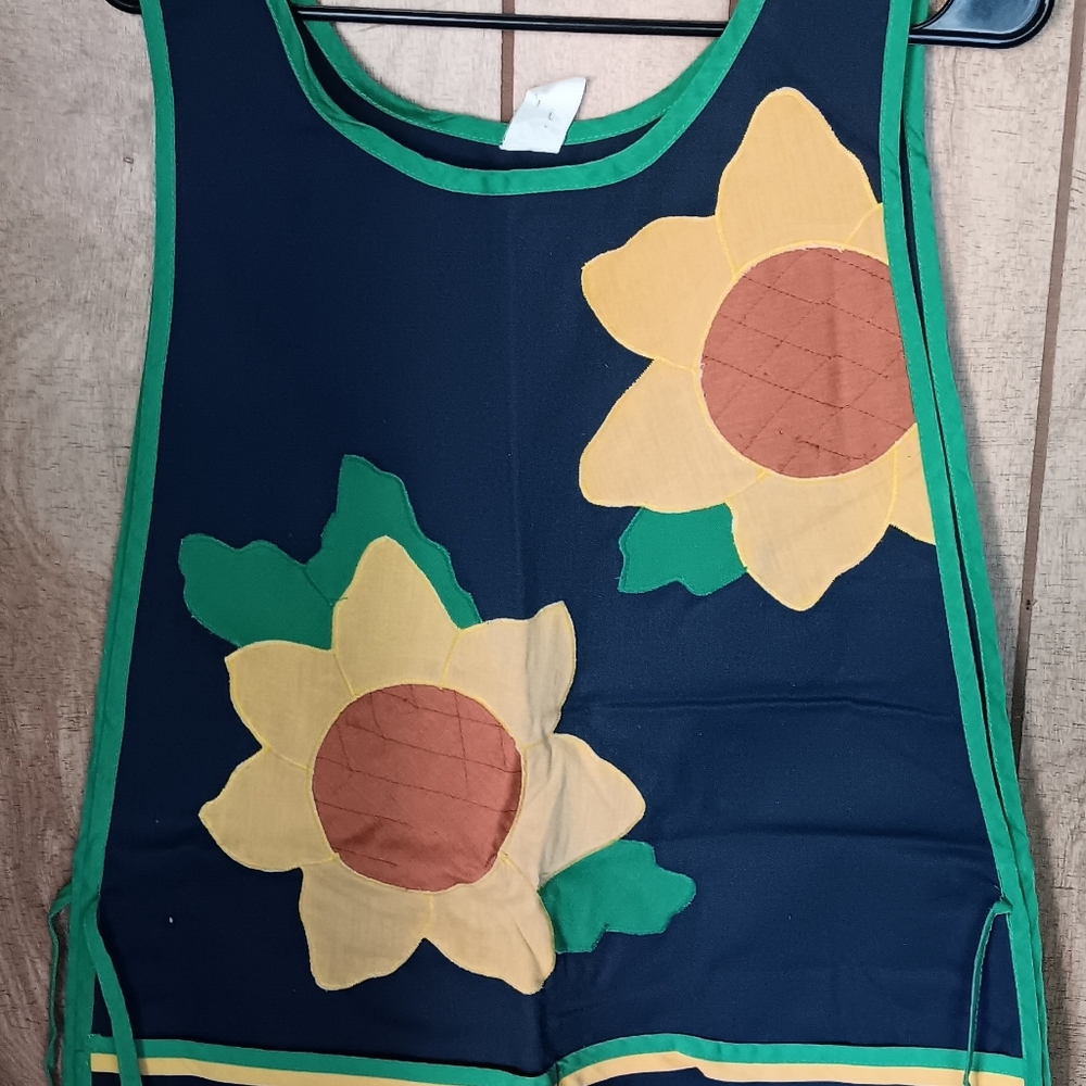 VINTAGE MULLINS SQUARE SUNFLOWER APRON.